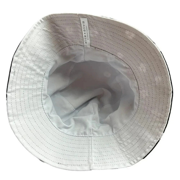 Alice + Olivia AO X FABFITFUN Reversible Daisy Print Bucket Hat One Size - Picture 2 of 11
